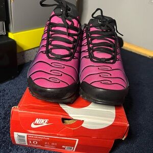 Nike Air Max Plus Black and Pink Sneakers